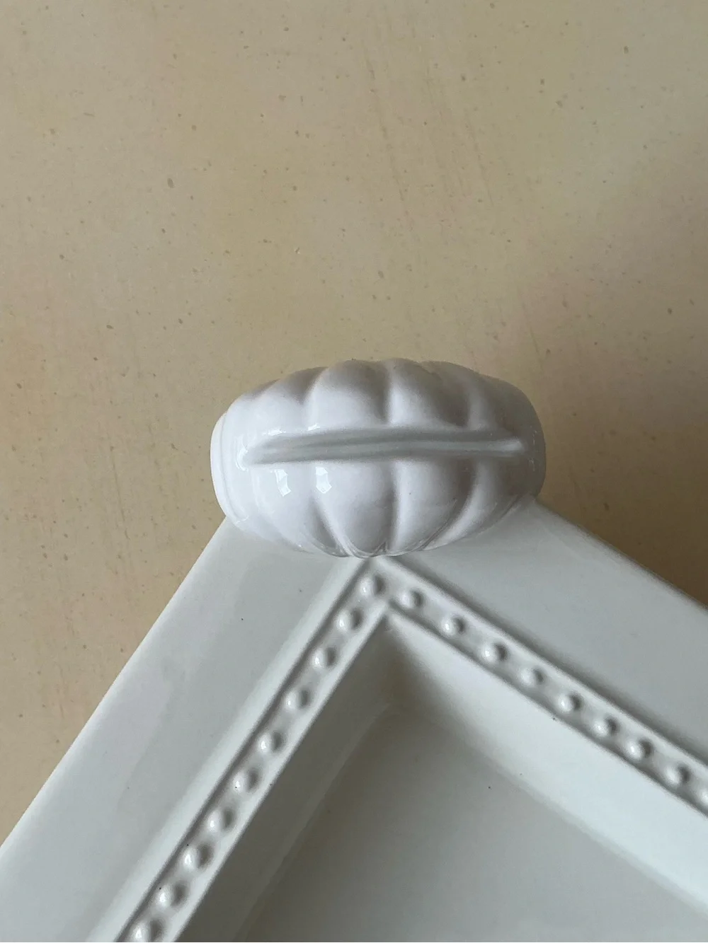 White Seashell Place Card Holder Platter Decoration  🐚